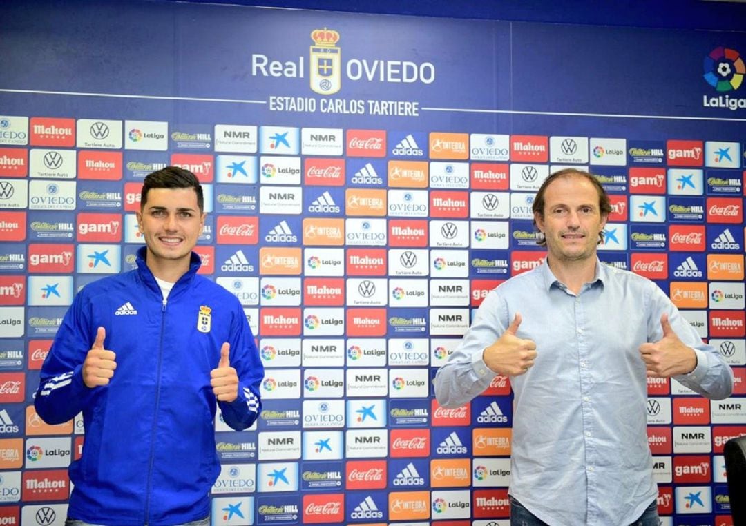 Rafa y Mujica y Francesc Arnau, en la presentación del delantero en el NMR Carlos Tartiere. 