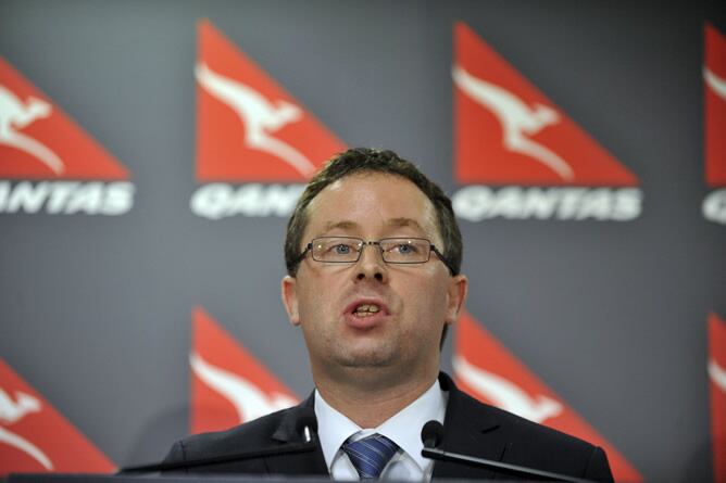 El consejero delegado de Qantas, Alan Joyce, da una rueda de prensa en Sidney (Australia) este lunes para informar sobre sus motores Rolls Royce. (EFE / Dean Lewins)