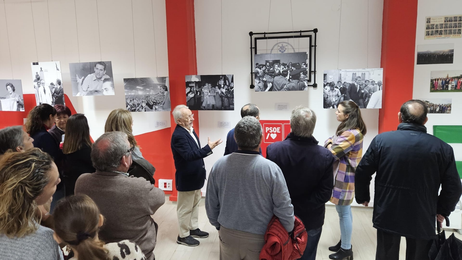 Inauguración de la exposición «Valió la pena» en la sede del PSOE de Antequera