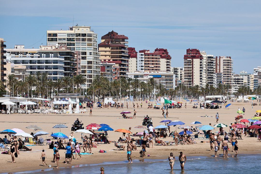 Turistas en la playa de Gandia