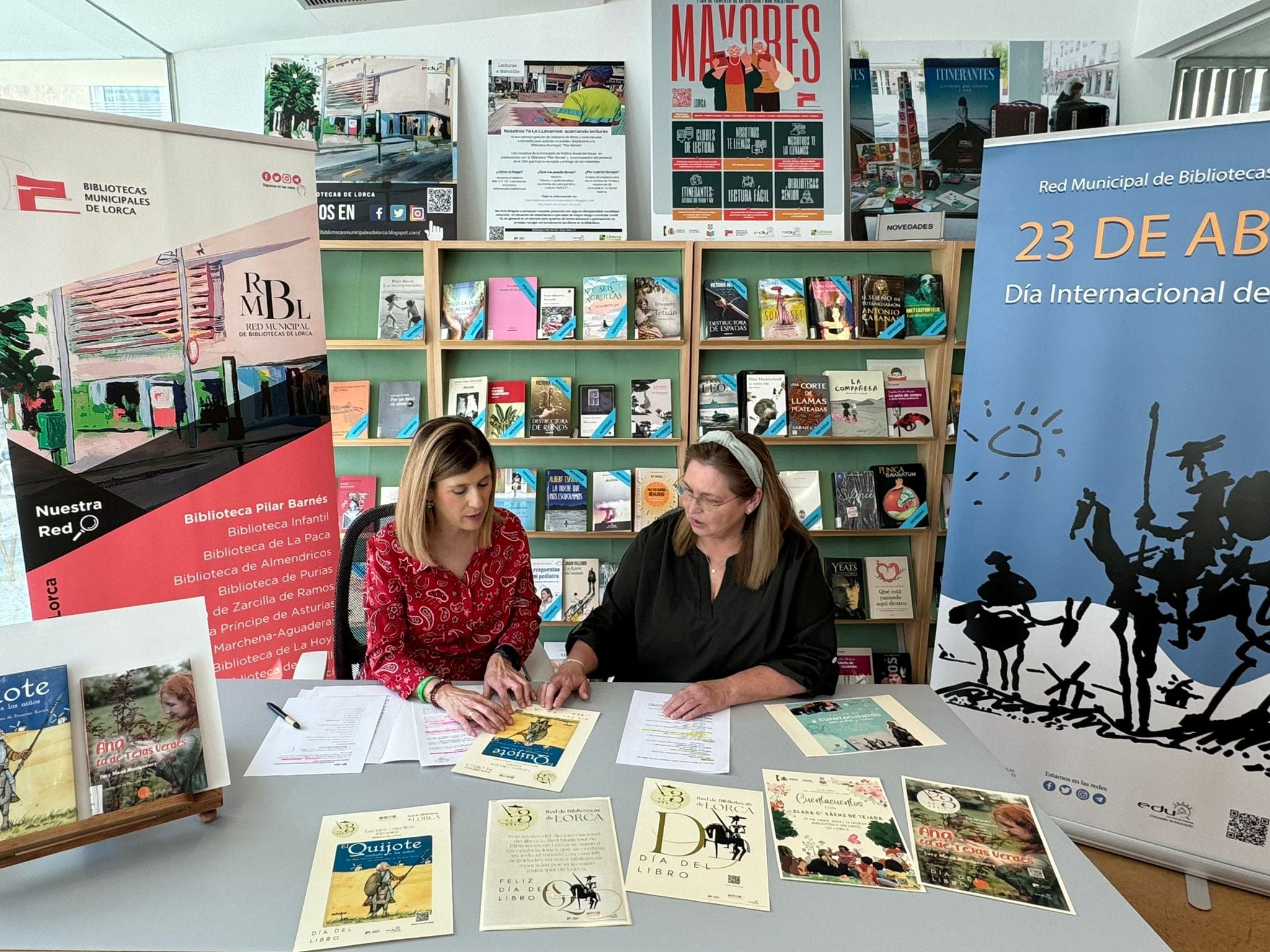 Rosa María Medina junto a una bibliotecaria presenta la programación del Día del Libro