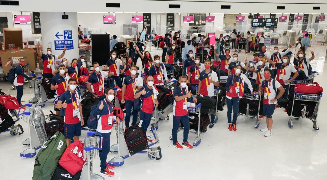  El grueso del equipo olímpico de España a su llegada este domingo a Tokio,