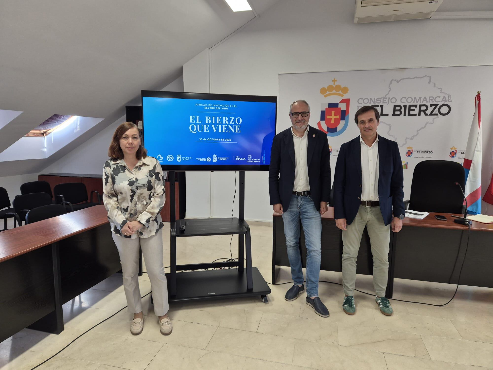 El presidente del Consejo Comarcal junto al de la DOBierzo y la responsable del Banco de Tierras