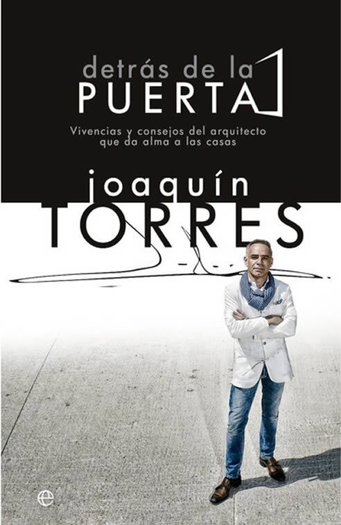 El famoso arquitecto Joaquín Torres acaba de publicar &#039;Detrás de la puerta&#039;, un libro que aúna sus memorias con consejos y trucos para aprender a convertir nuestro hogar en un lugar digno de las estrellas