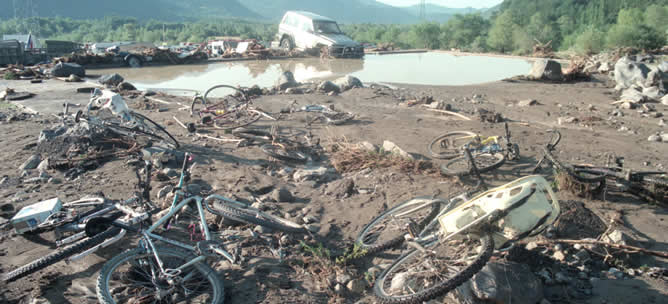 Una vista del camping Las Nieves de Biescas (Huesca), tras la tragedia en 1996 y en la que perdido la vida numerosas personas