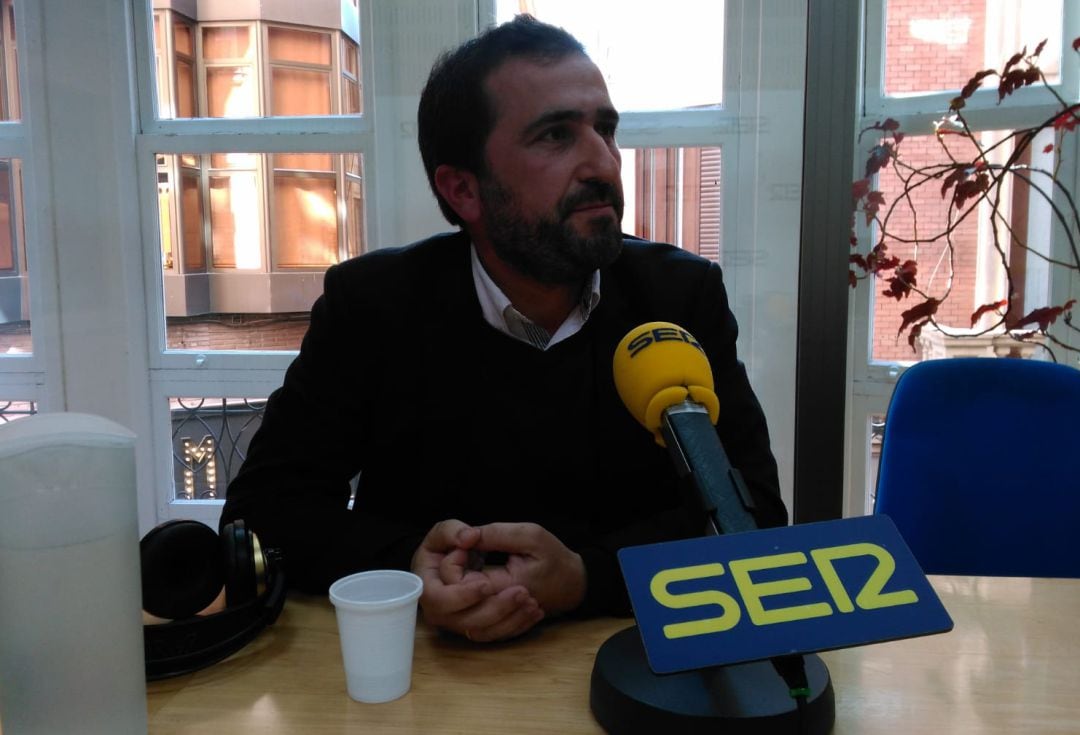 Juan Luis Soto en los estudios de Radio Murcia