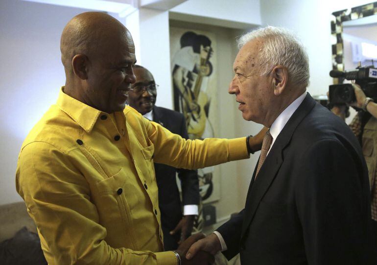 El ministro español de Asuntos Exteriores, José Manuel García-Margallo (d), durante la reunión que ha mantenido con el presidente de Haití, Michel Martelly (i), dentro de su gira por este país para visitar algunos proyectos de cooperación y estrechar las 