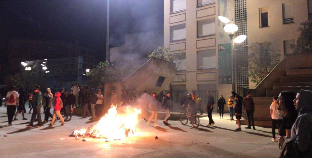Foguera a la plaça 1 d'Octubre.