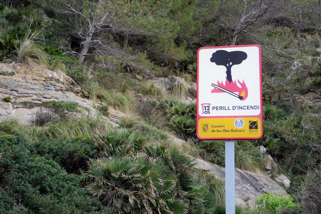 Cartel de prevención de incendios forestales en Mallorca.