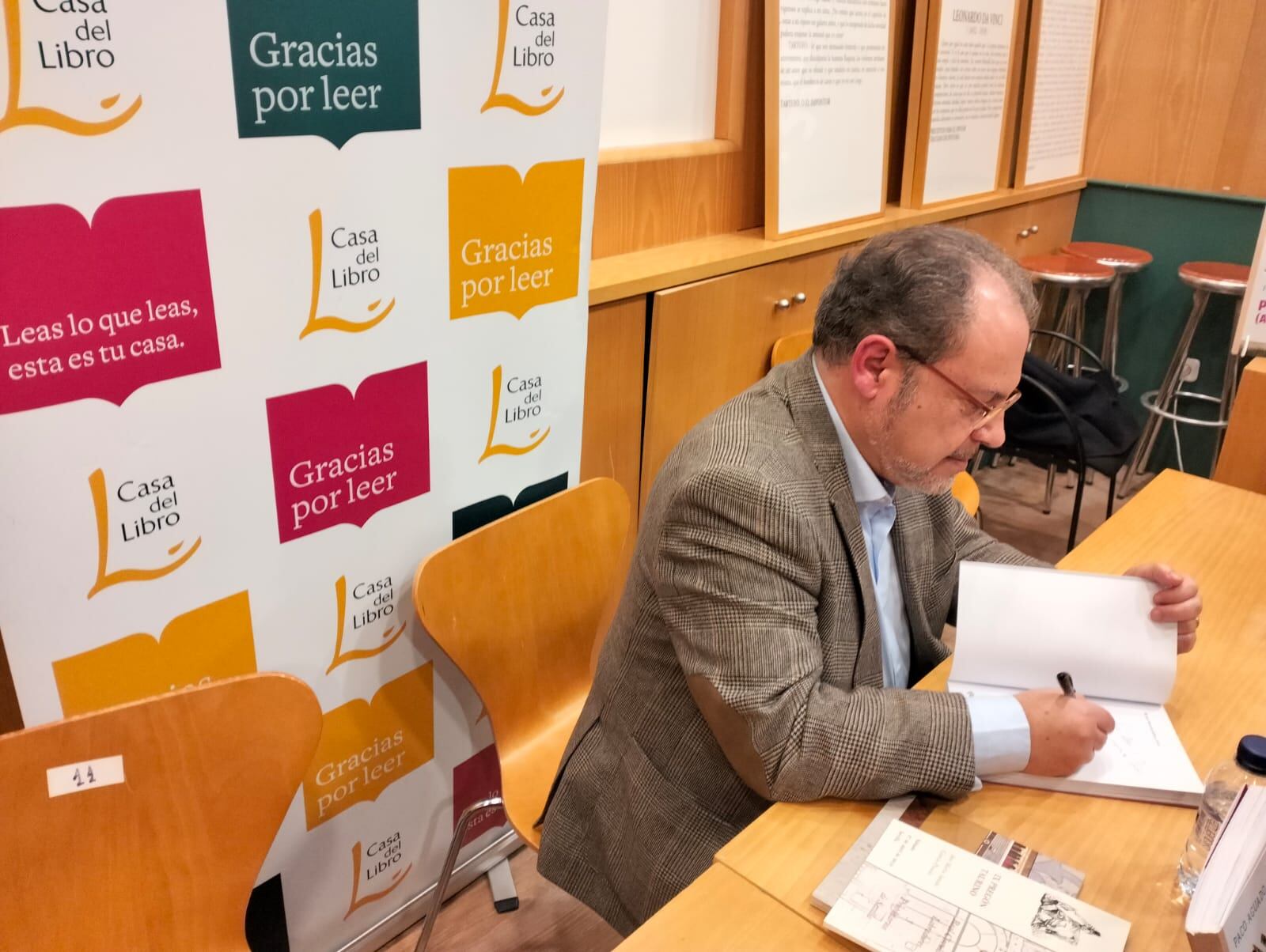 Paco Aguado, durante la firma de libros de este lunes