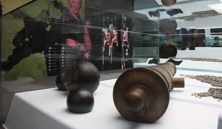 Peces d'un jaciment submarí exposades.