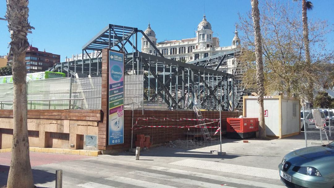 Guanyar denuncia que la Oficina de Turismo que se está construyendo en el Paseo del Puerto oculta elementos y edificios protegidos como la Casa Carbonell.