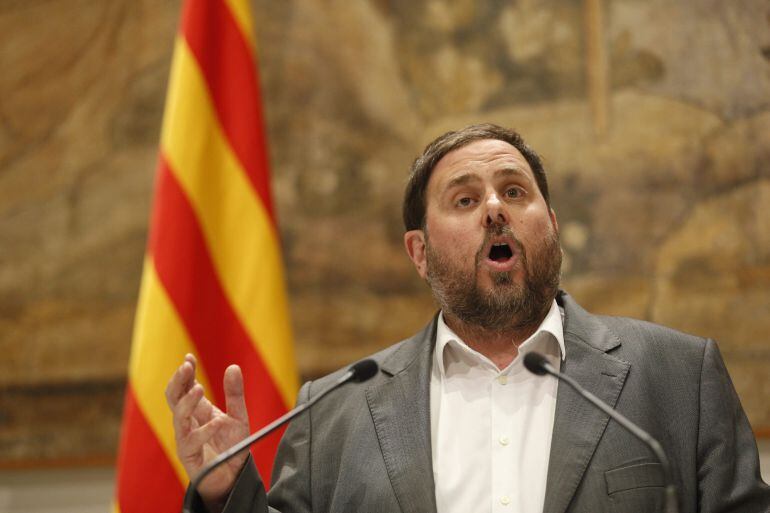 GRA444. BARCELONA, 14/01/2015.- El presidente de ERC, Oriol Junqueras, durante la comparecencia que ha celebrado en el Palau de la Generalitat, después de la reunión que ha mantenido esta tarde con el presidente catalán, Artur Mas, y los dirigentes de las entidades soberanistas, tras la que el presidente Mas ha anunciado un acuerdo para celebrar en Cataluña unas elecciones plebiscitarias sobre la independencia el 27 de septiembre de 2015, tras reafirmar el acuerdo de legislatura firmado en 2012 y apostar por desplegar nuevas "estructuras de Estado". EFE/Alejandro García.
