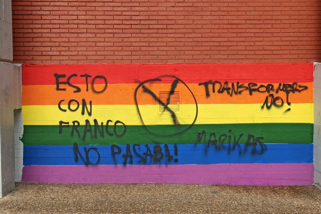 Pintadas en la bandera del patio de la Ikastola Umandi de Vitoria