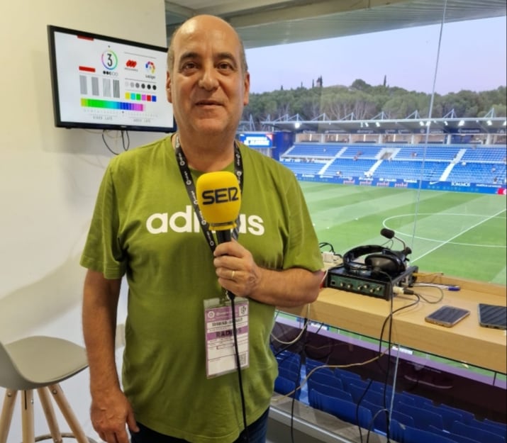 Luis Abadías, la voz del deporte de Radio Huesca, en la cabina de retransmisiones de la SER en el Alcoraz