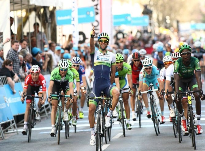 El ciclista australiano Matthews celebra la victoria en Vitoria.