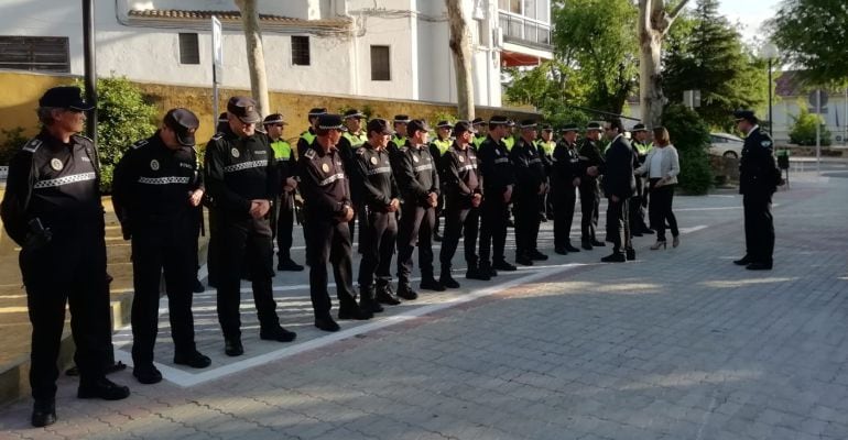 Policias locales de Alcalá la Real, firmes, durante el acto de inauguración de las nuevas dependencias