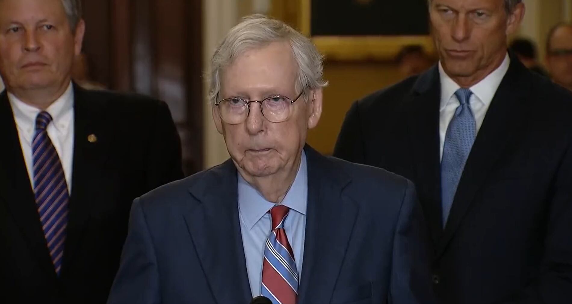 El líder de los republicanos en el Senado. Mitch McConnell, se queda paralizado