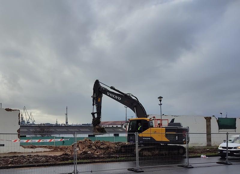 La maquinaria trabaja en el derribo de la muralla