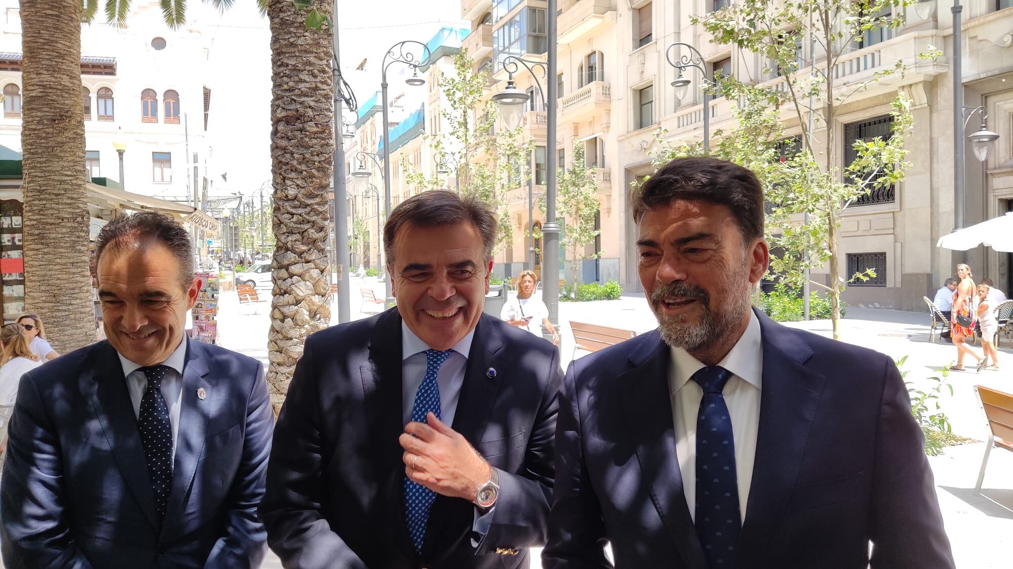 El alcalde de Alicante, Luis Barcala, junto con el vicepresidente de la Comisión Europea, Margaritis Schinas, y el edil de Captación de Fondos Europeos, Toño Peral, atienden a los medios de comunicación