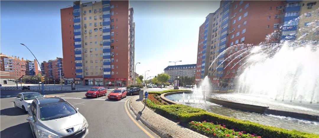 Imagen de varios vehículos en la rotonda de la calle Leganés y avenida de la Hispanidad, junto al CEART.