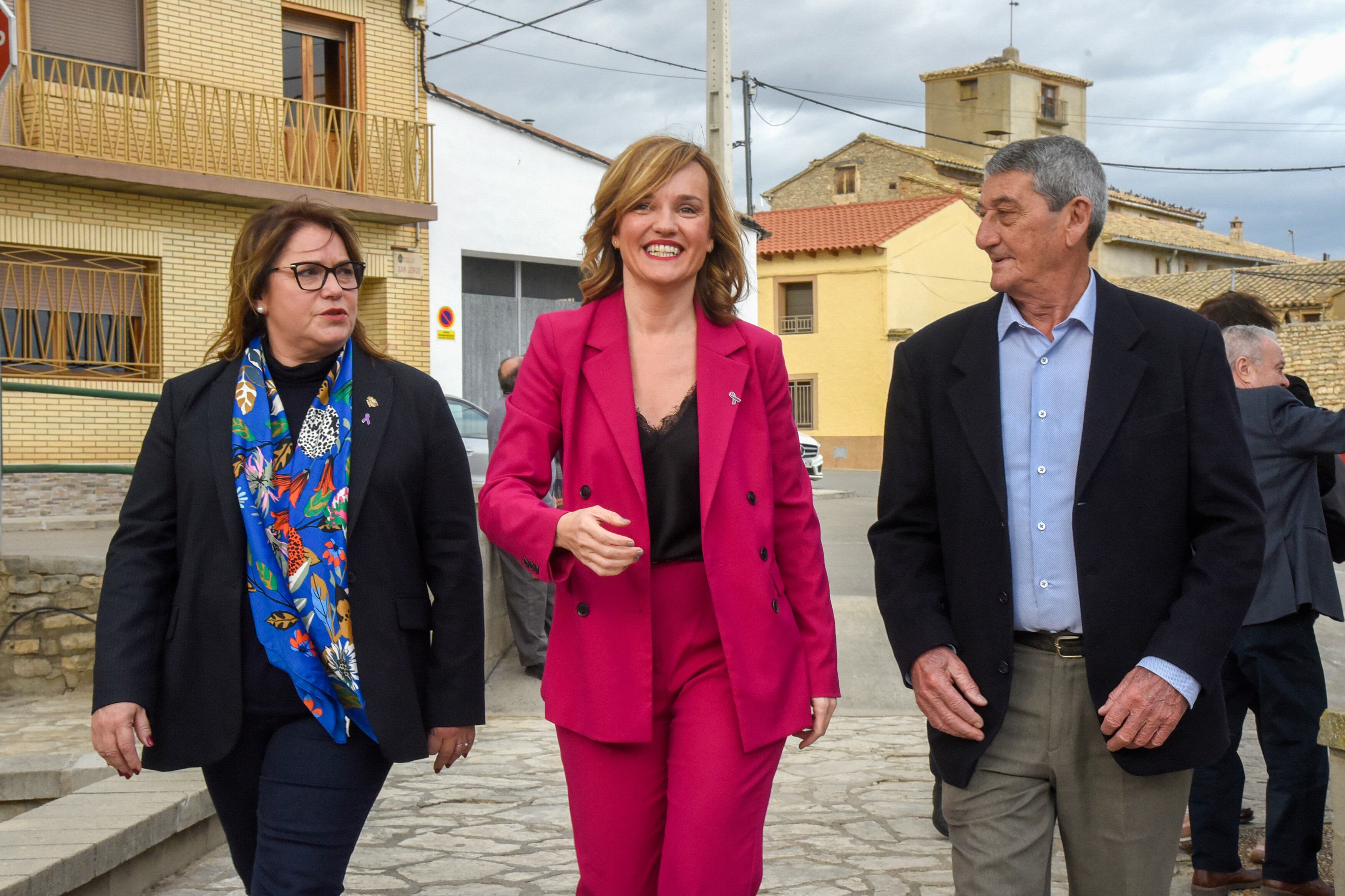 La ministra de Educación y Formación Profesional, Pilar Alegría (c) este miércoles en Lanaja, donde interviene en la entrega del "Premio Gabardera a la Mujer Rural' que premian la labor destacada de una mujer en la Comarca de los Monegros. EFE/ Javier Blasco