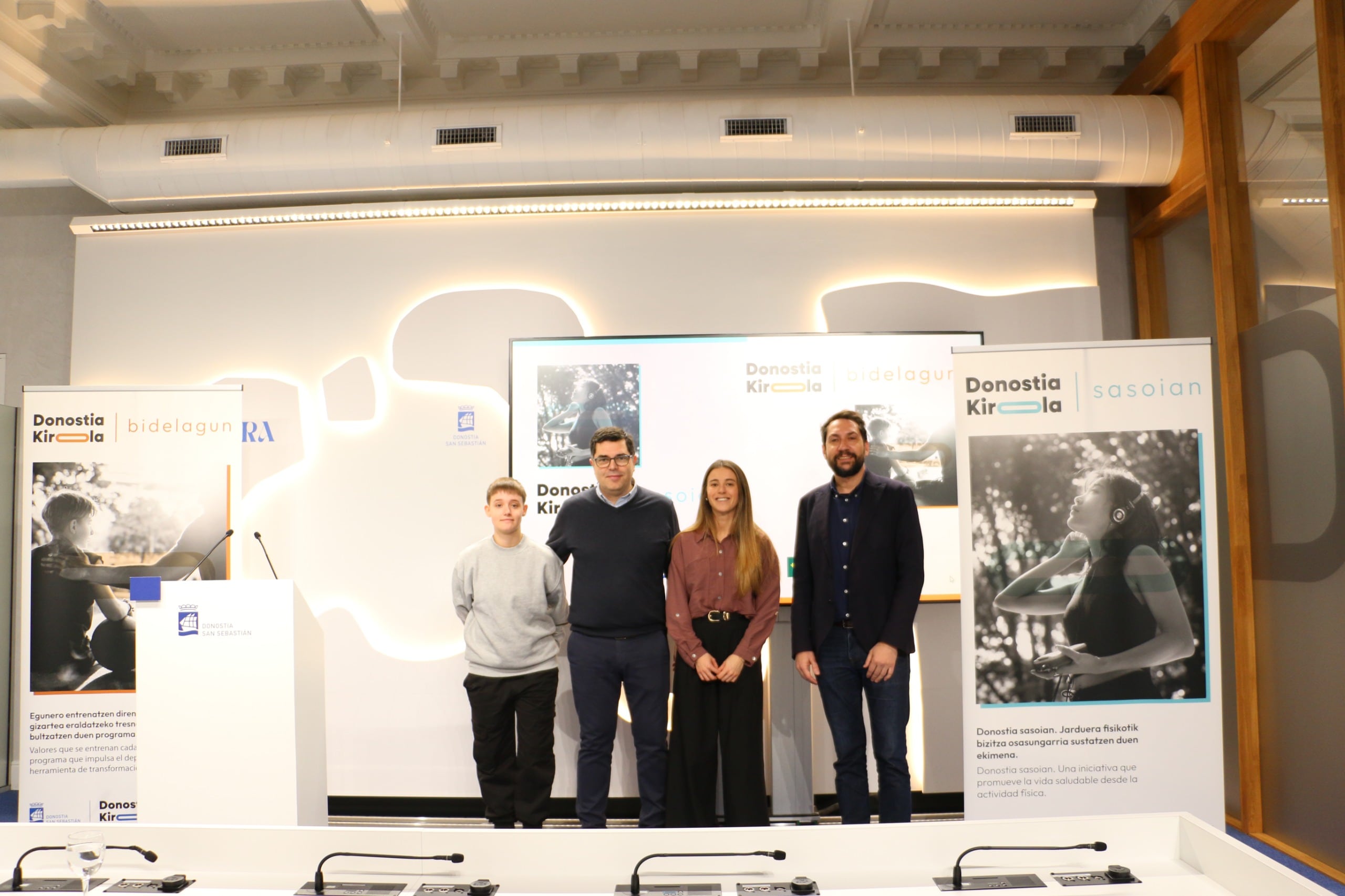 Presentación de 'Saoian' y 'Bidelagun' en la sala de prensa del ayuntamiento de San Sebastián