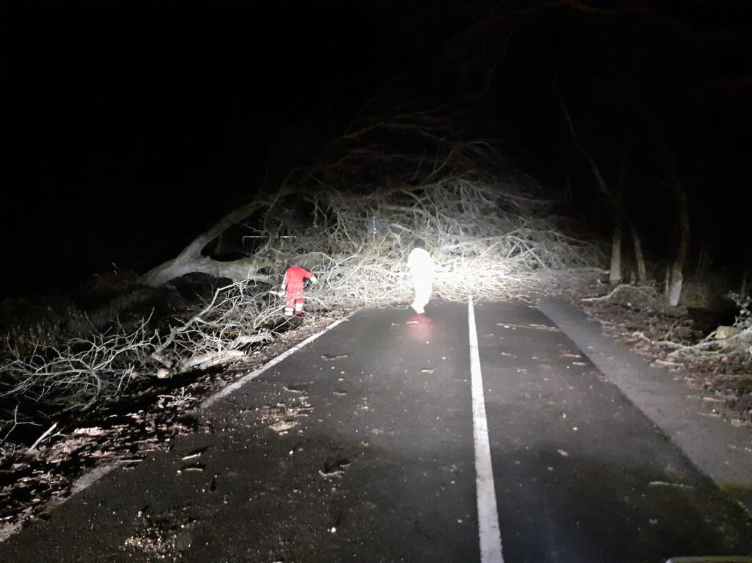Carretera cortada durante la noche en Caballar