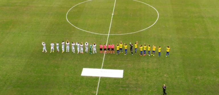 Saludo inicial entre el Córdoba y el Cádiz en el estadio Carranza