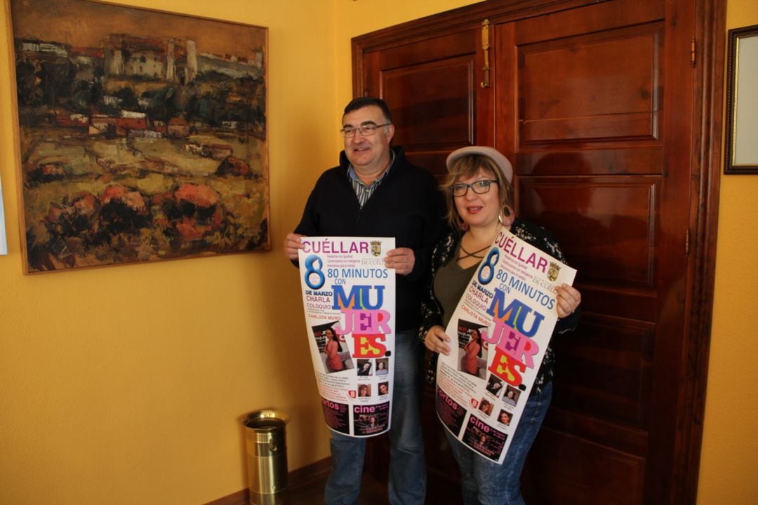 Los concejales Luis Senovilla y Sonia Martín muestran el cartel de las actividades organizadas por el Ayuntamiento con motivo del 8M