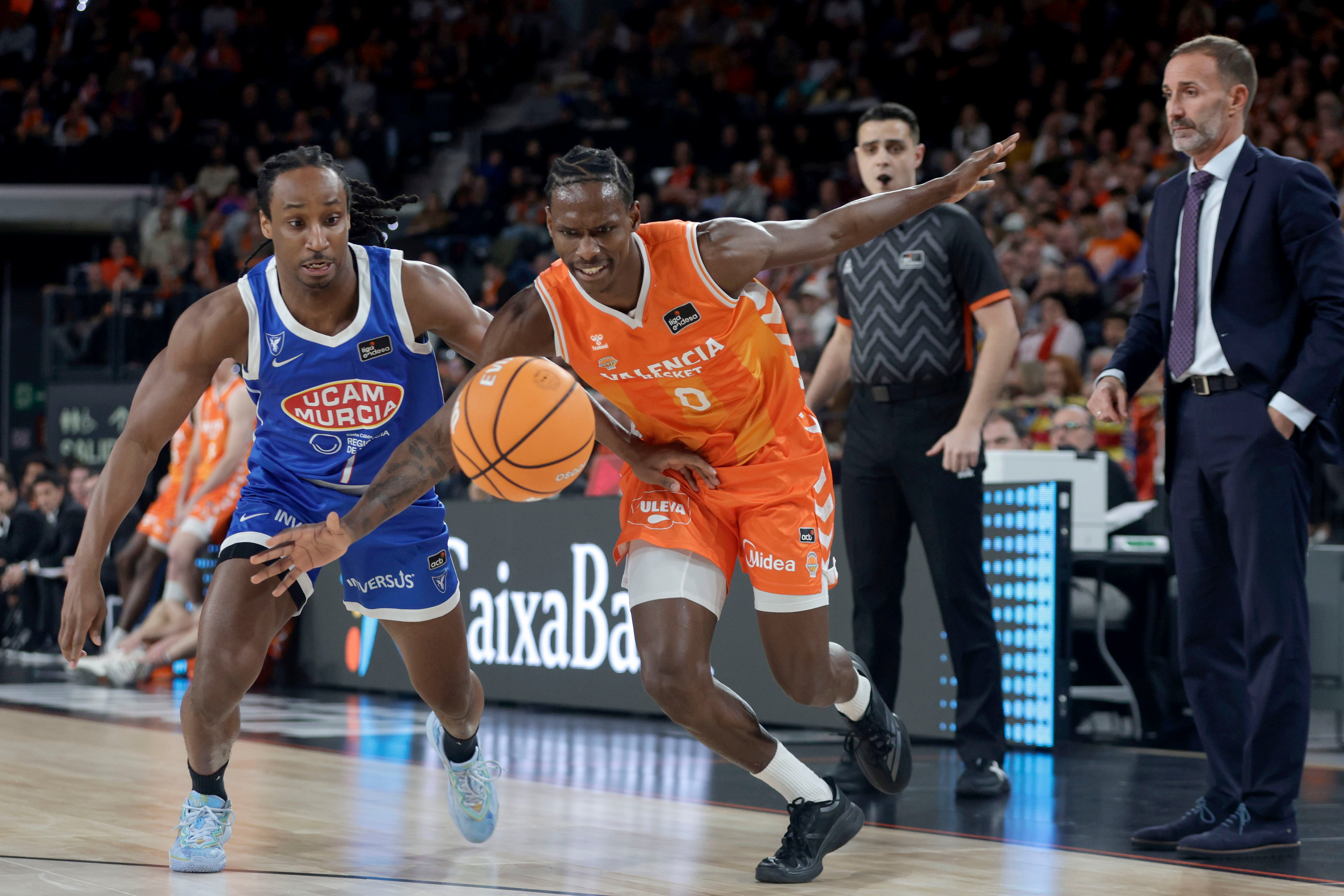 Forrest intenta ir a por el balón