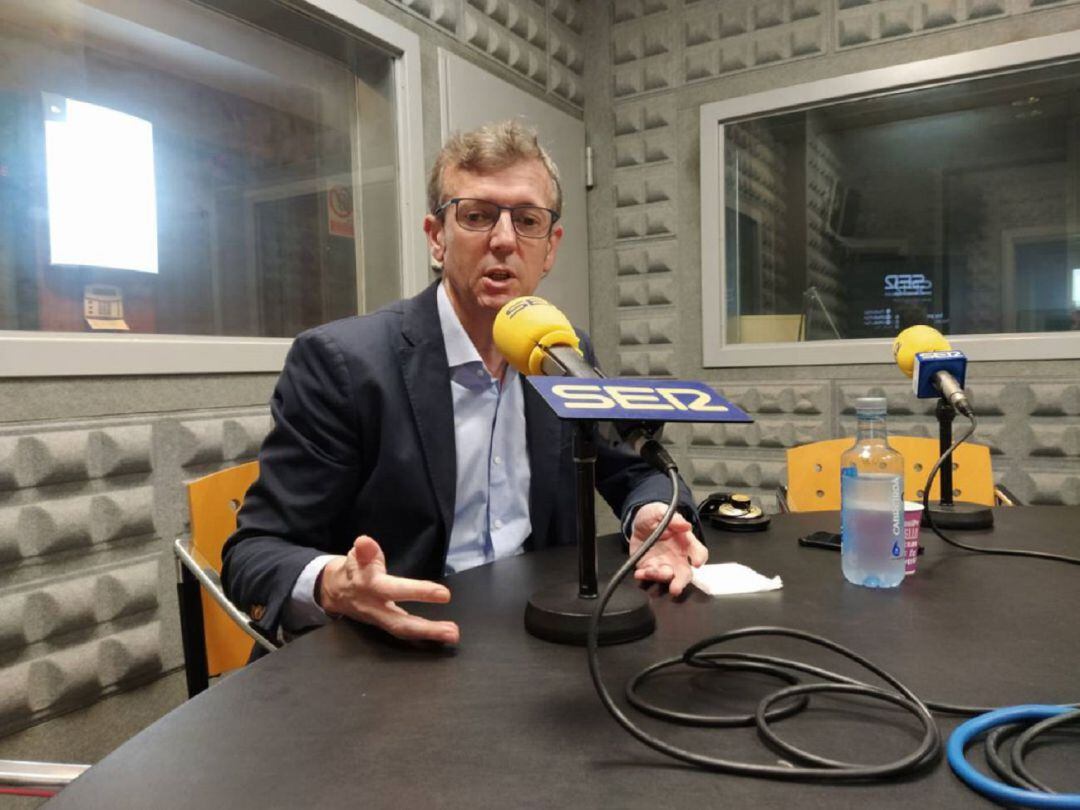 Alfonso Rueda en los estudios de Radio Vigo