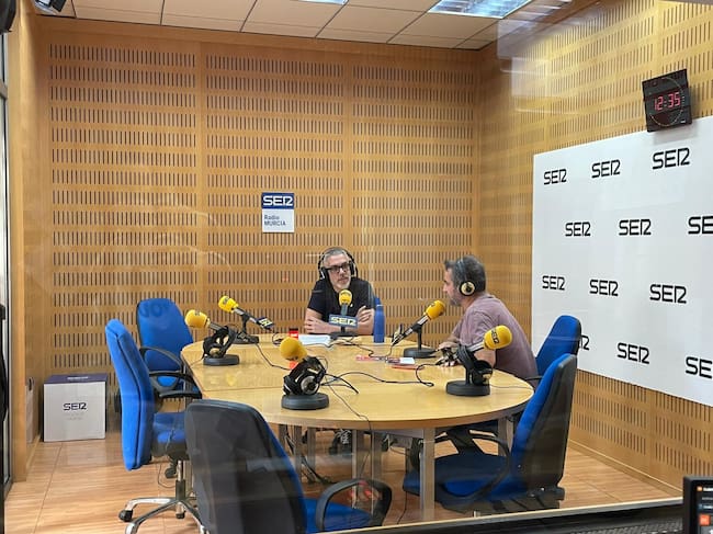 Ángel Salcedo, director de Titeremurcia, durante la entrevista para el programa Hoy por hoy Murcia.