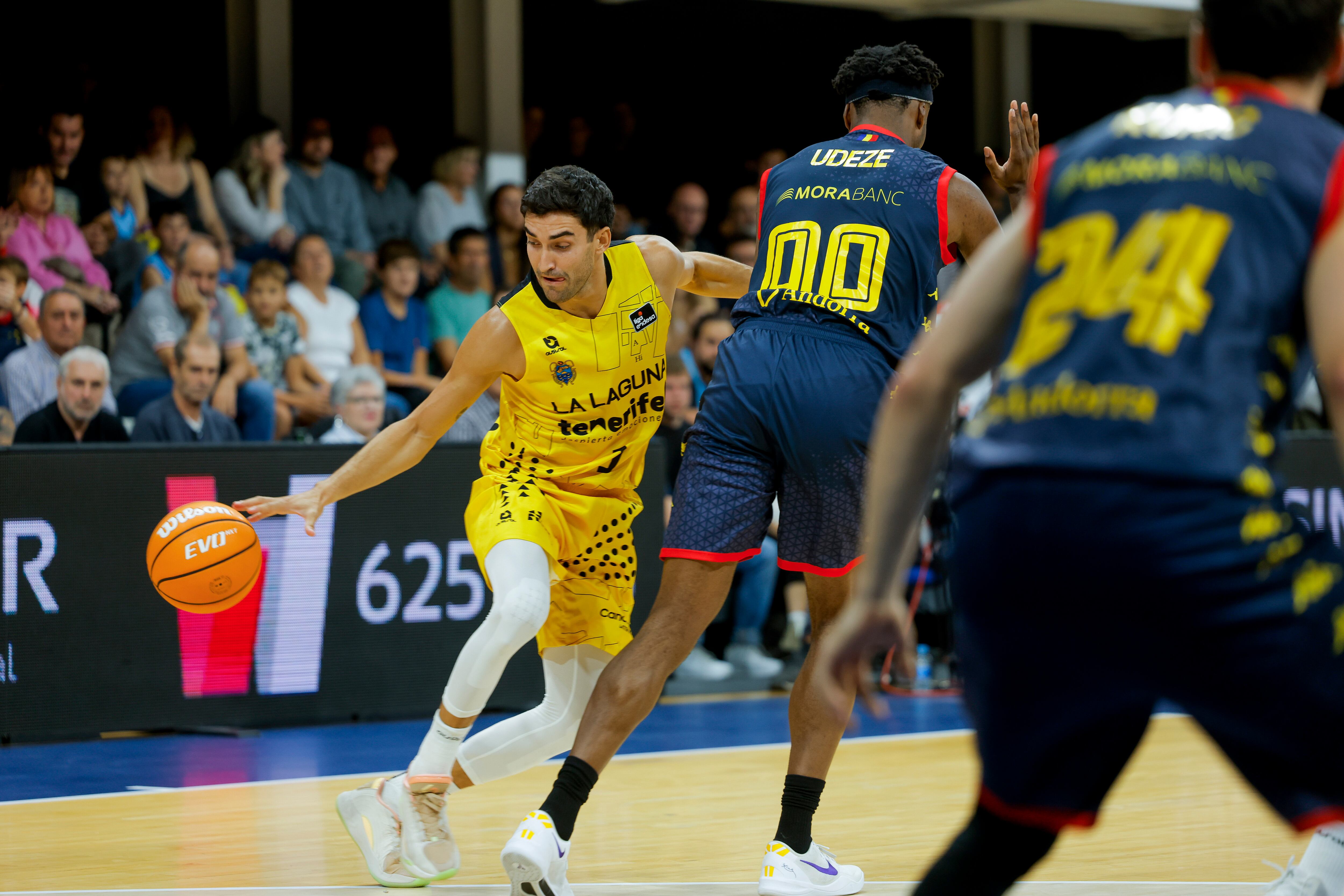 ANDORRA LA VELLA, 11/10/2025.- El escolta del La Laguna Tenerife Jaime Fernández (i) supera al alero nigeriano del MoraBanc Andorra Morris Udeze durante el partido de la segunda jornada de la Liga Endesa de baloncesto que se disputa este sábado en el Polideportivo Toni Martí de Andorra. EFE / Fernando Galindo
