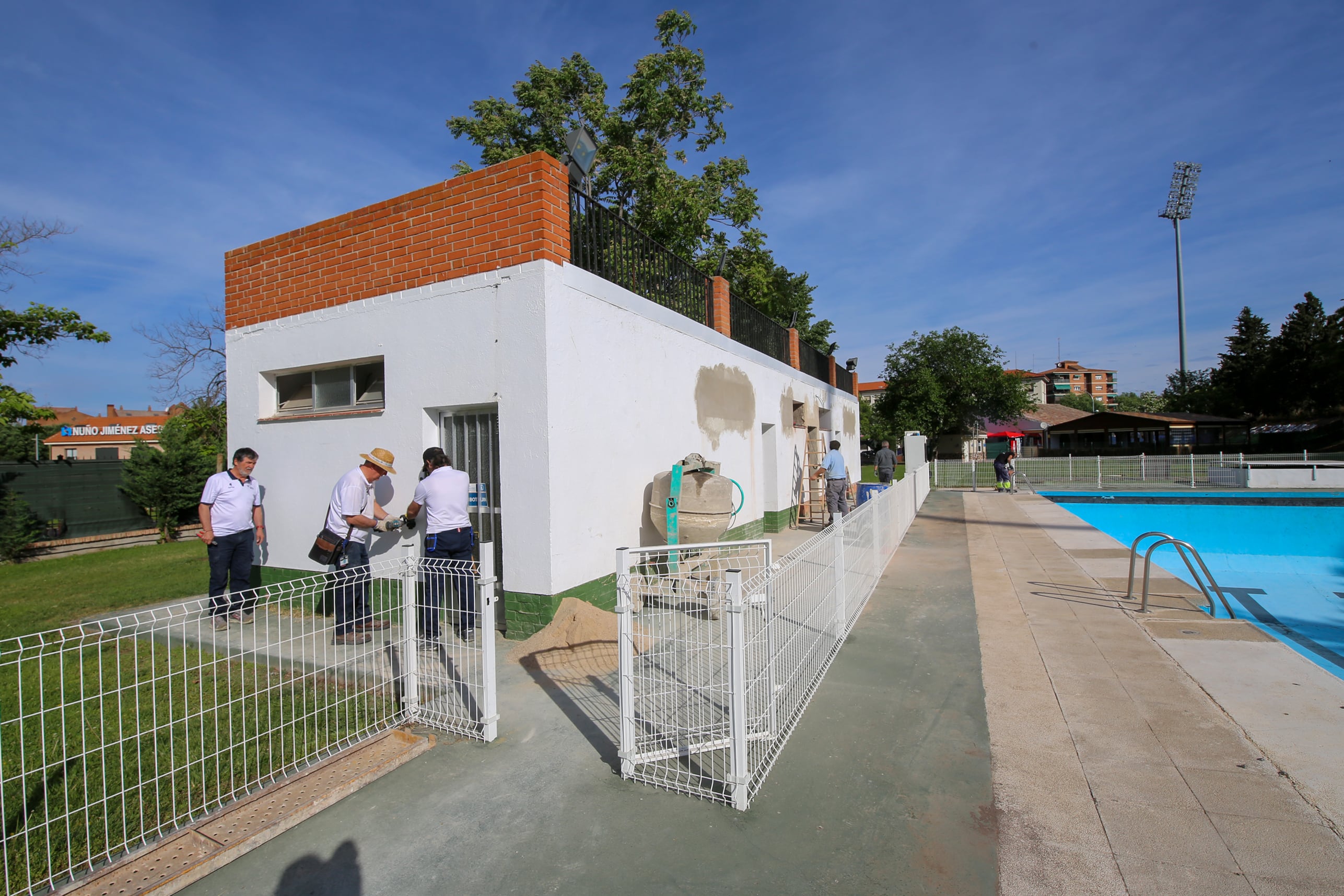 Preparativos de las piscinas municipales para la nueva temporada de verano en Toledo