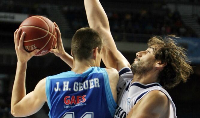 Hernangómez y Doblas pugnan por un balón