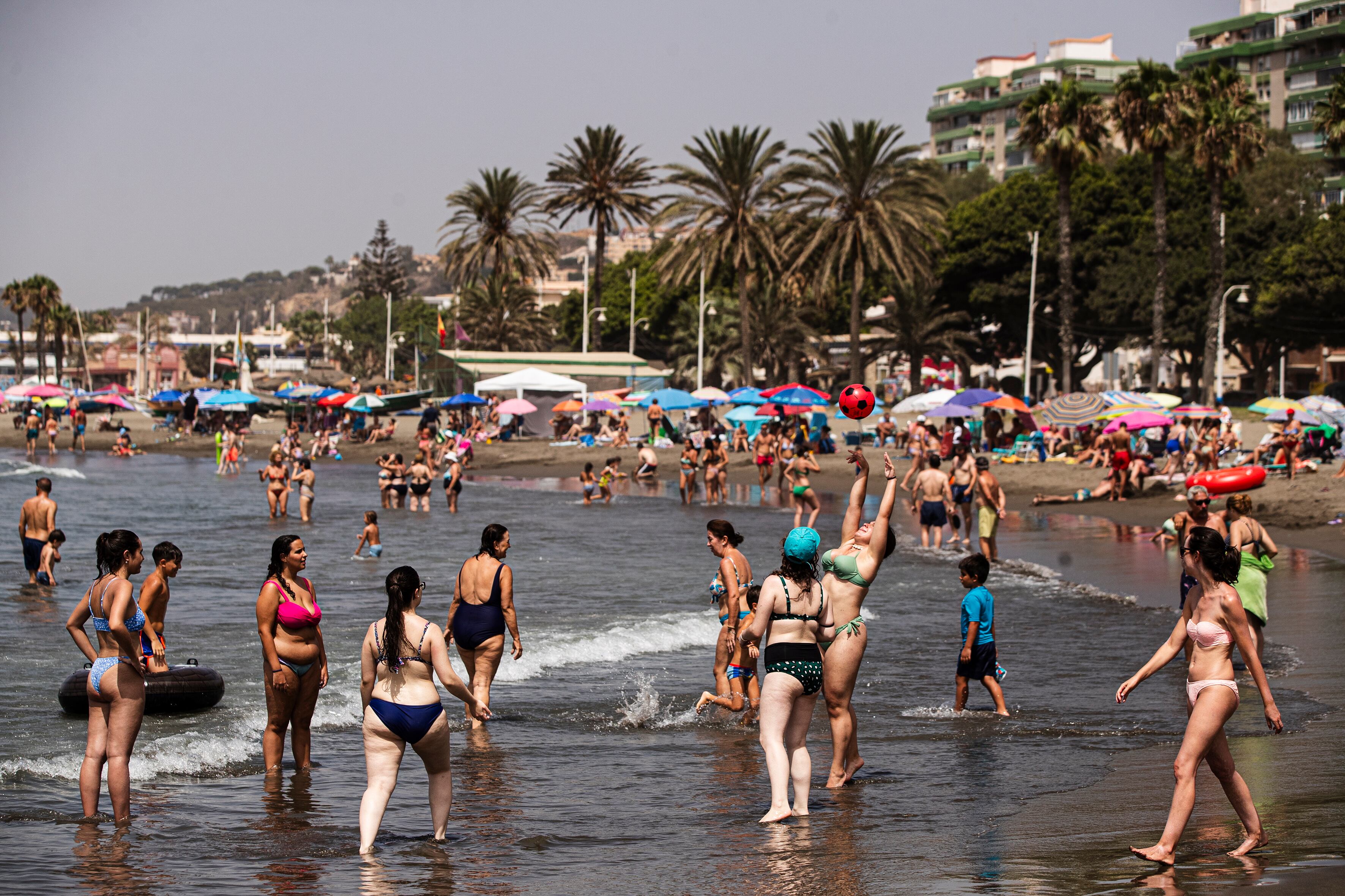 GRAFAND3966. MÁLAGA, 20/07/2023.-Imagen de la playa del Palo en Málaga, donde la ola de calor sigue dejando registros inusuales y en la que a las 7:00 horas de este jueves se han alcanzado los 34,1 grados en el aeropuerto, la temperatura más alta de la serie histórica (desde 1942), después de una noche &quot;infernal&quot;. EFE/Jorge Zapata
