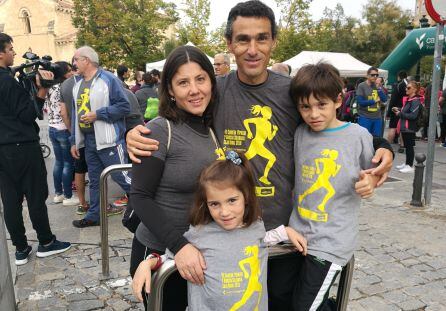 El padrino de la marcha el atleta Jesús España posa con su familia al comienzo de la prueba