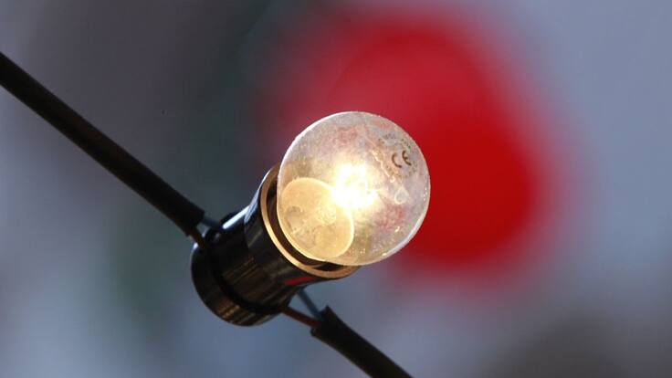 El precio de la luz se dispara: "Ganan dinero por encima de 20 euros y nos cobran 100. ¡Se están forrando!"