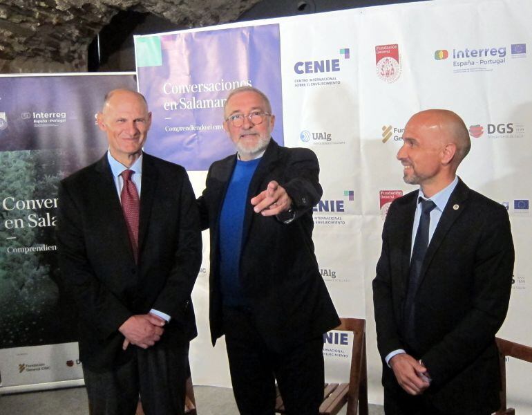 Juan Carlos Izpisua, con el periodsta Xavier Sardá y el director de la Fundación General de la USAL, Óscar González.