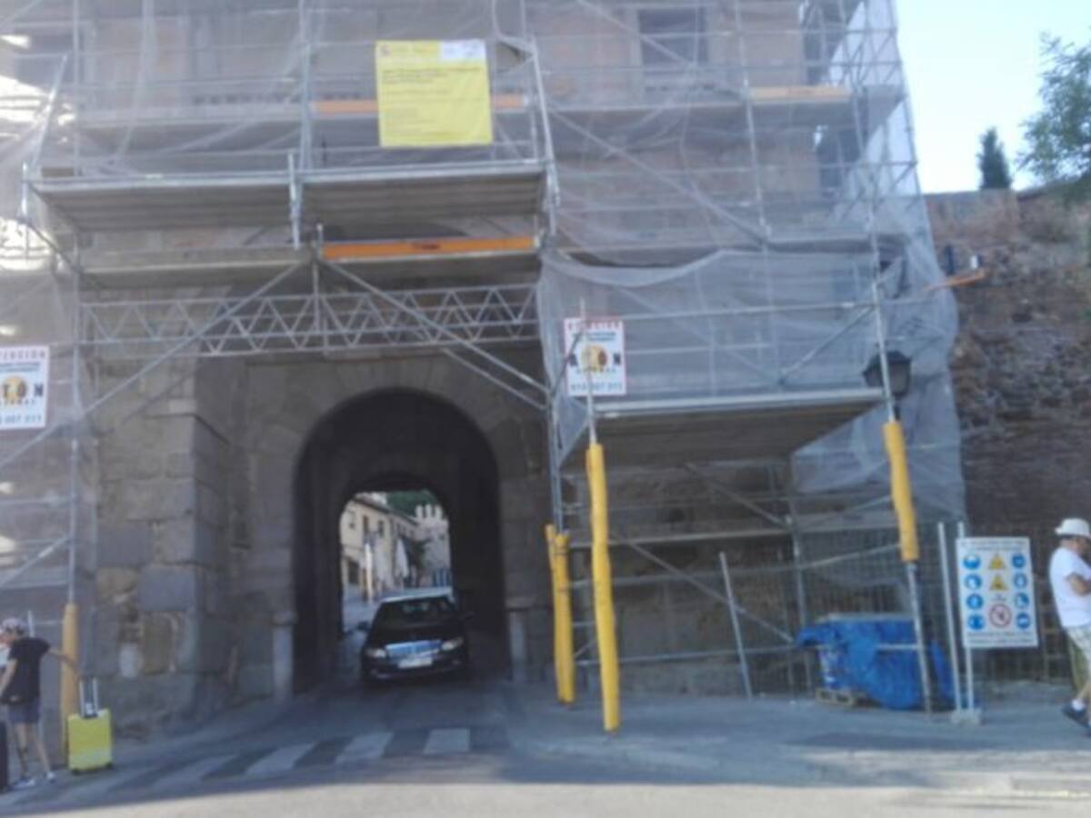 El Ministerio de Cultura recomienda que se elimine el tráfico bajo la Puerta del Cambrón para siempre