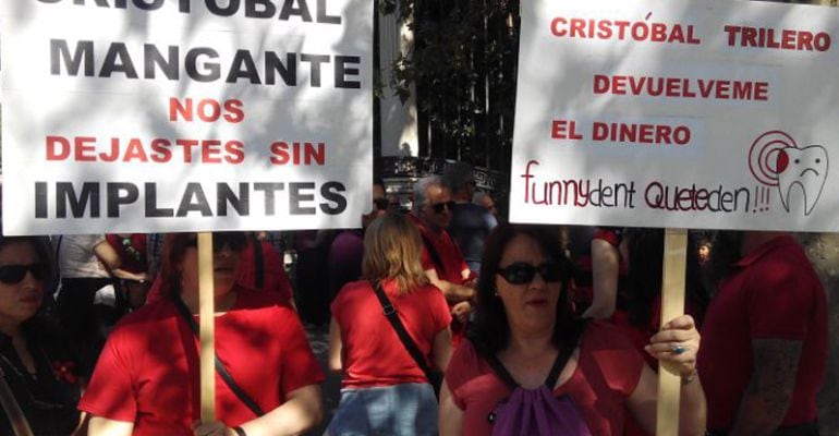 Manifestación de los afectados del cierre de las clínicas Funnydent en toda España