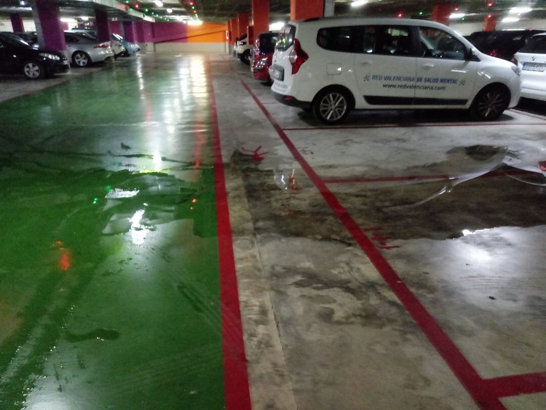 Agua en el interior del parking subterráneo de la plaza de la Constitución de Xàbia, por las goteras.