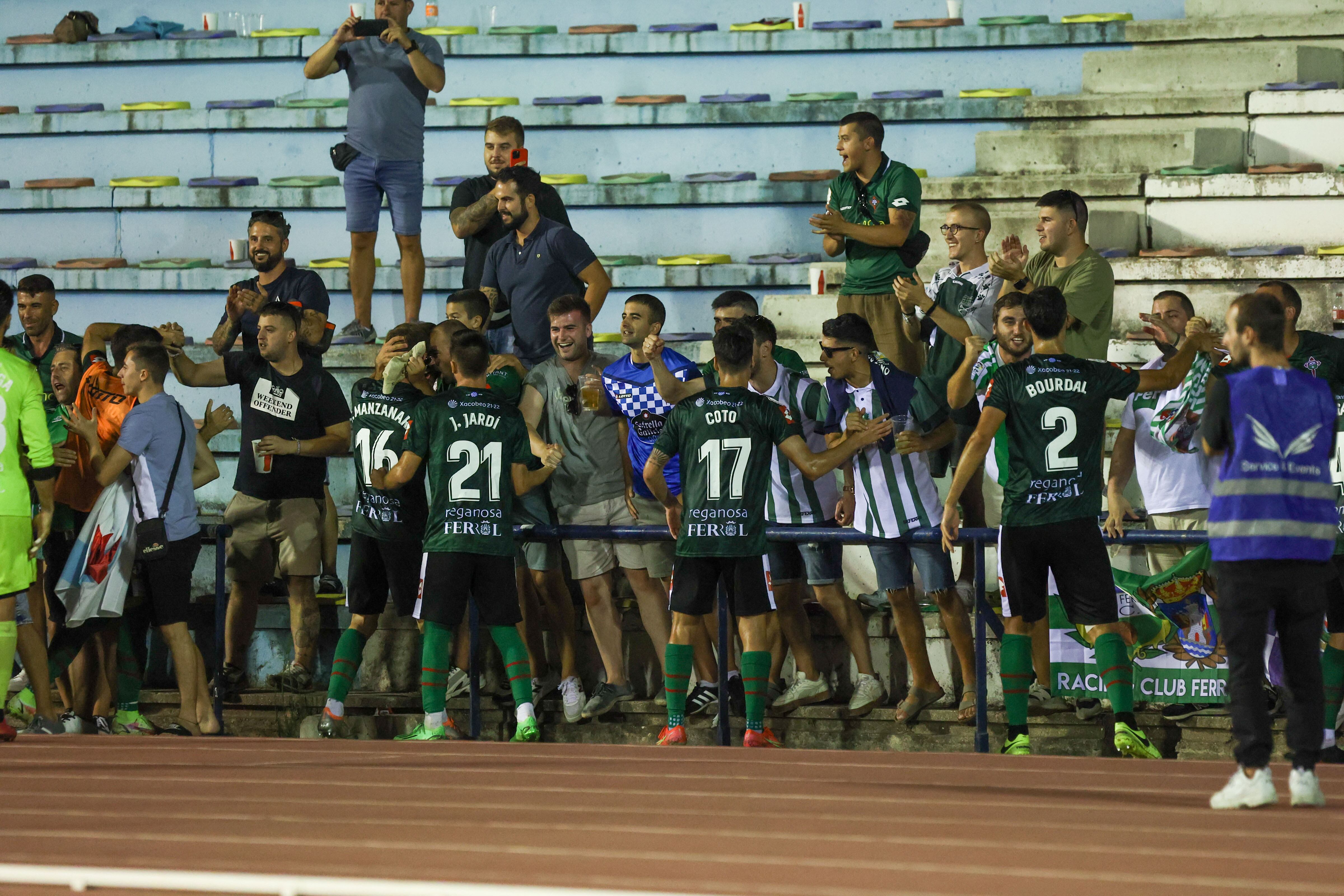 Aficionados desplazados a San Fernando celebran este domingo en el Estadio Iberoamericano de la ciudad gaditana el gol de Heber Pena para el Racing