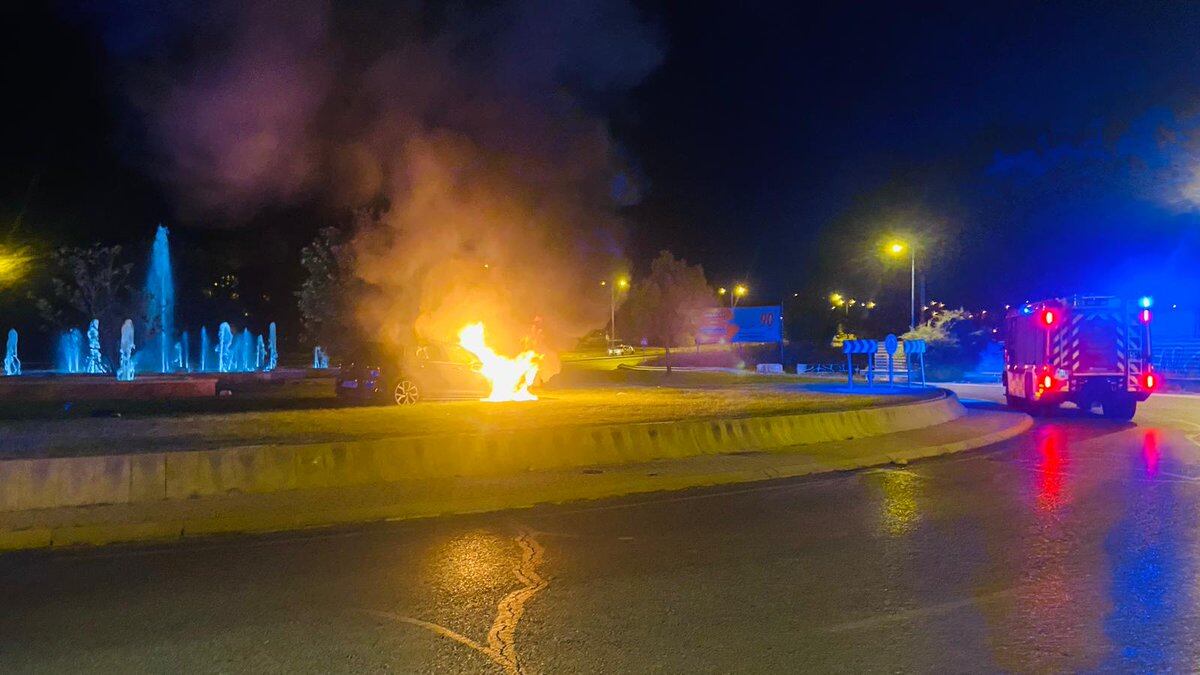 El coche se encontraba en llamas y en el centro de la rotonda