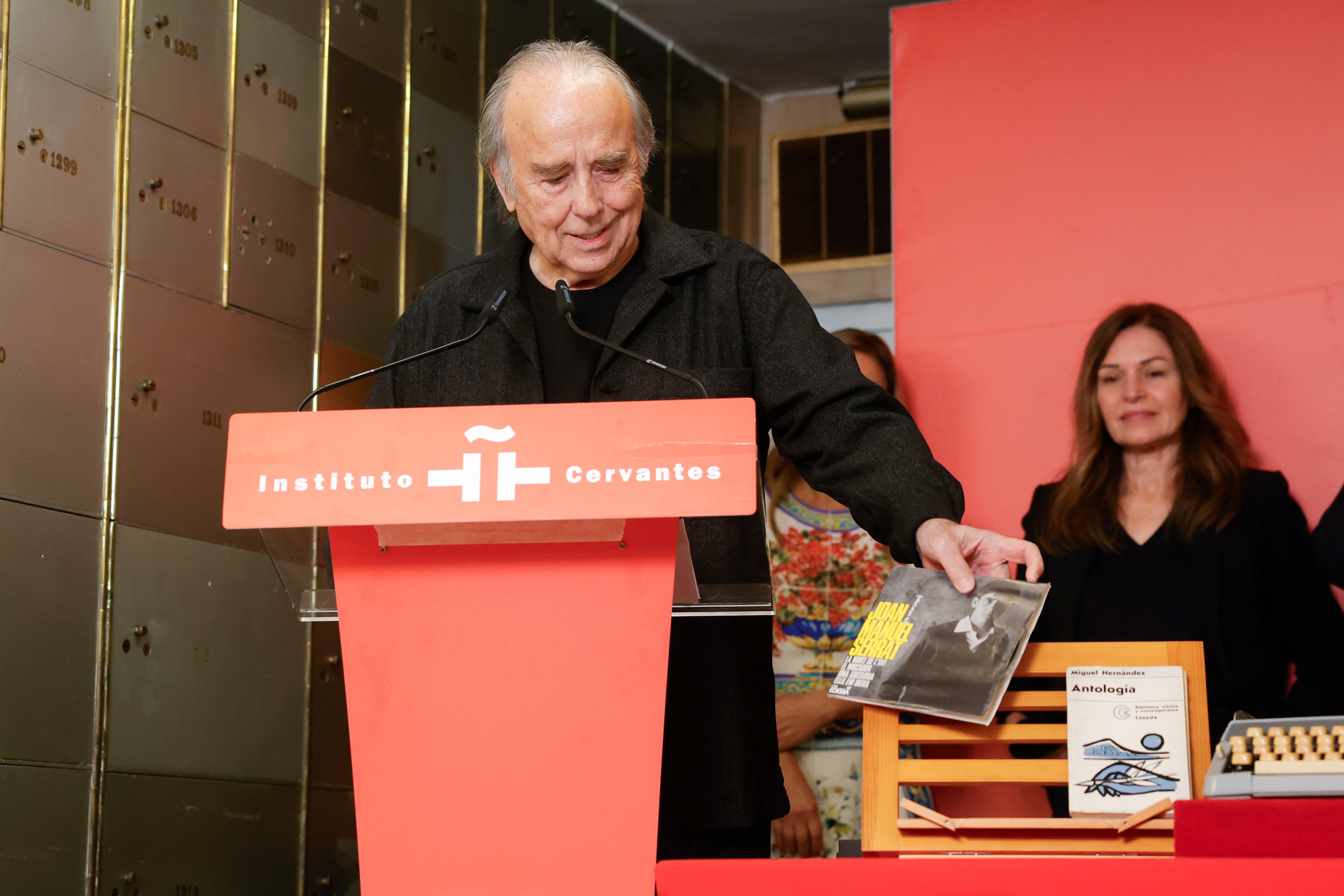 El cantautor Joan Manuel Serrat, a quien los editores madrileños entregan este jueves el Premio Antonio de Sancha 2025, interviene antes de depositar su legado en la Caja de las Letras del Instituto Cervantes.