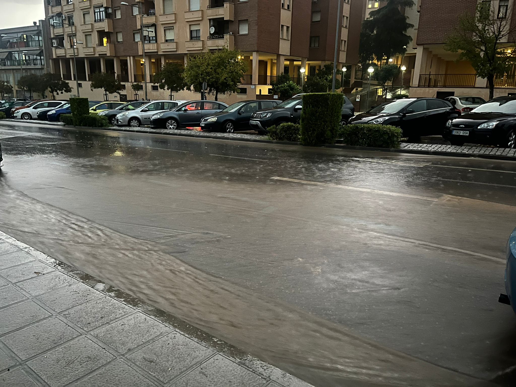 Imagen del río de agua que bajaba por la Ronda de Buenavista en Toledo, a última hora de la tarde de este jueves