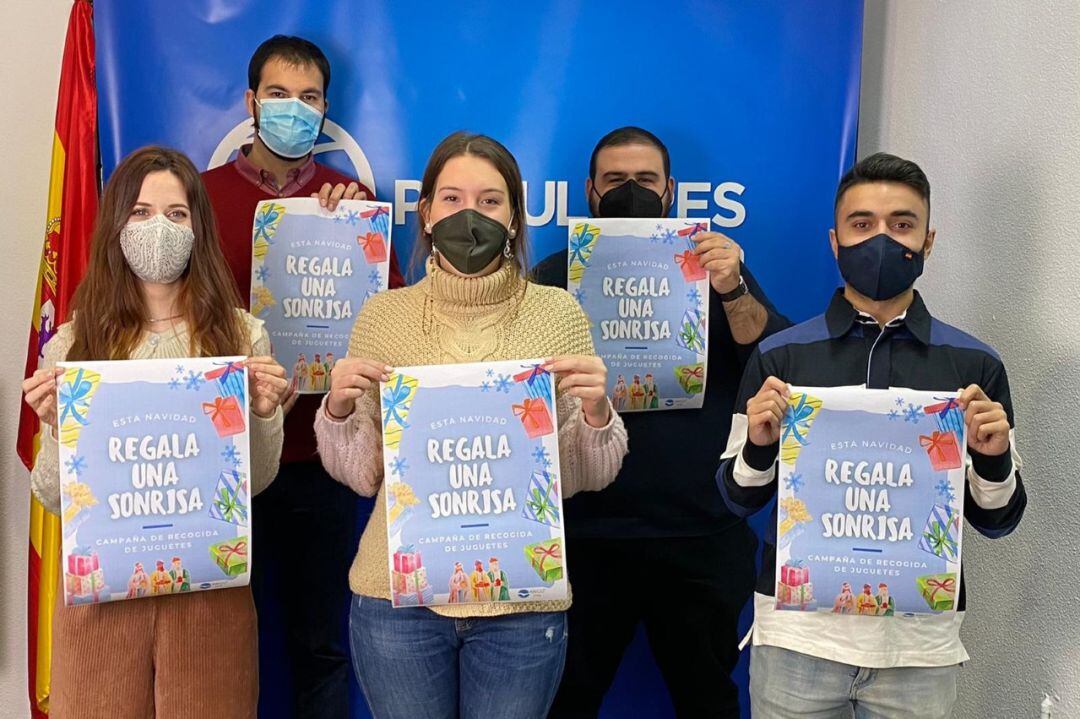 Miembros de Nuevas Generaciones Elda apoyando la campaña