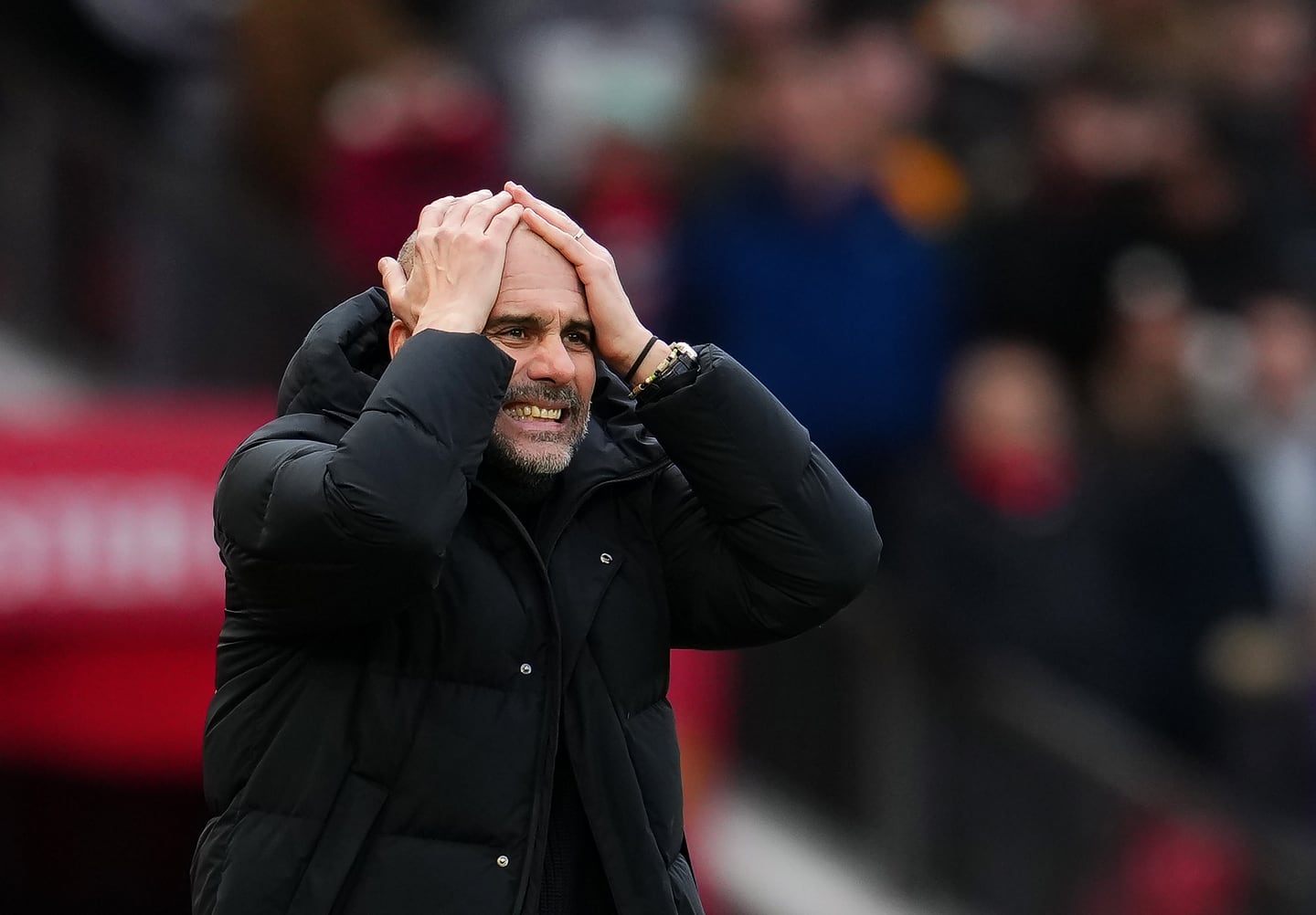 Pep Guardiola se lamenta durante la derrota del City en Old Trafford.