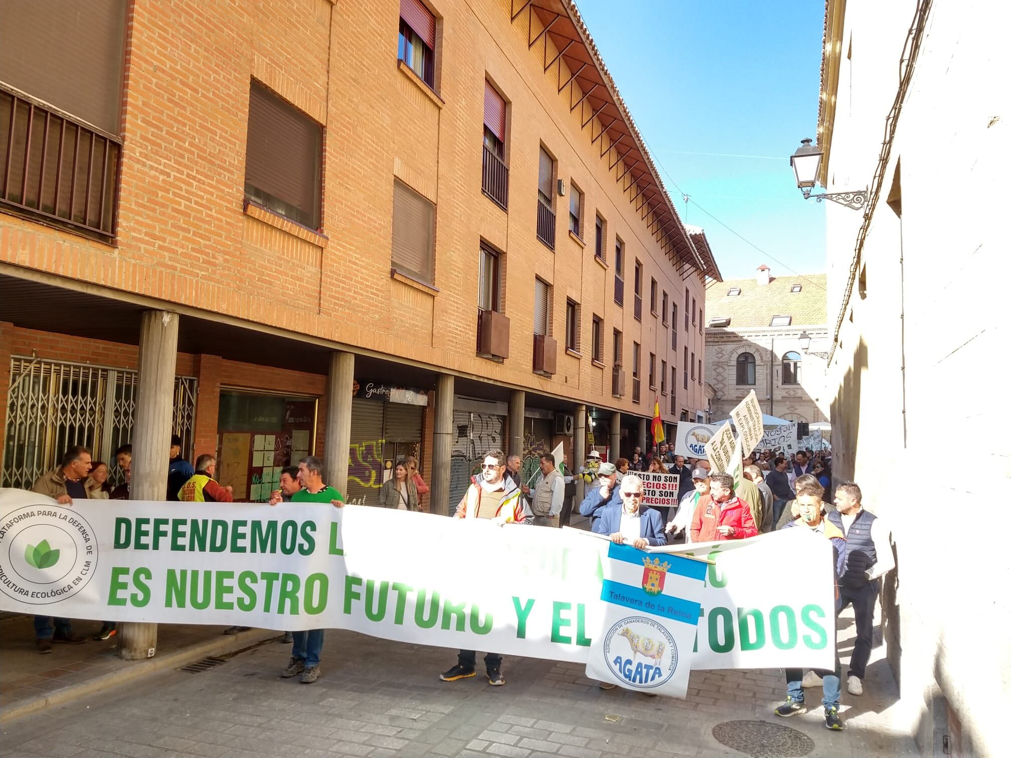 Los agricultores marchan desde la Consejería de Agricultura al Palacio de Fuensalida